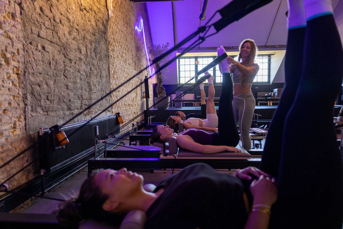 foto van vrouw op een reformer - footwork